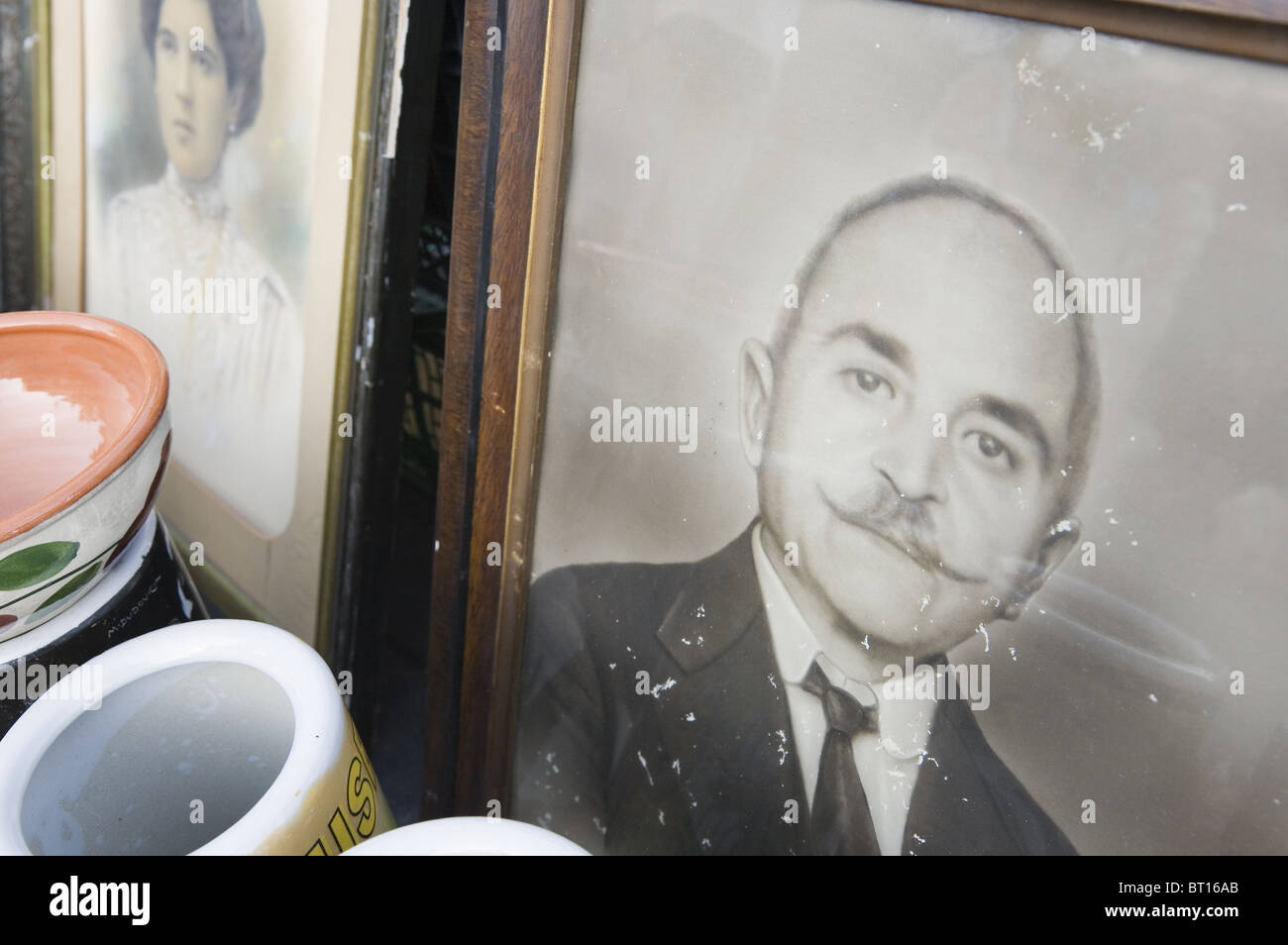 Athènes, Grèce, Europe. Marché aux puces de Monastiraki, bric à brac et antiquités à vendre. Close up de photographies anciennes Banque D'Images