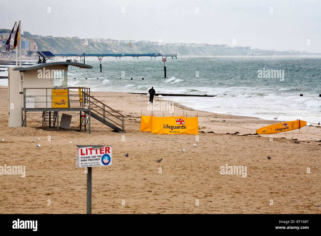 Lifeguard station et de surf sur la plage de Bournemouth, Dorset, England, UK, FR Banque D'Images