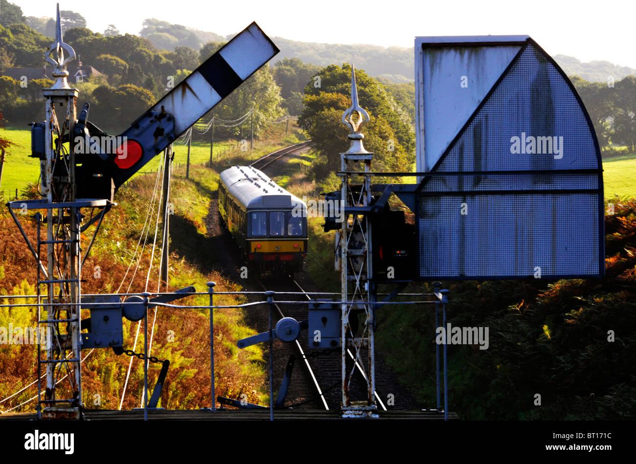 Plusieurs approches de l'unité diesel un signal sur le bras de fer swanage préservé Banque D'Images