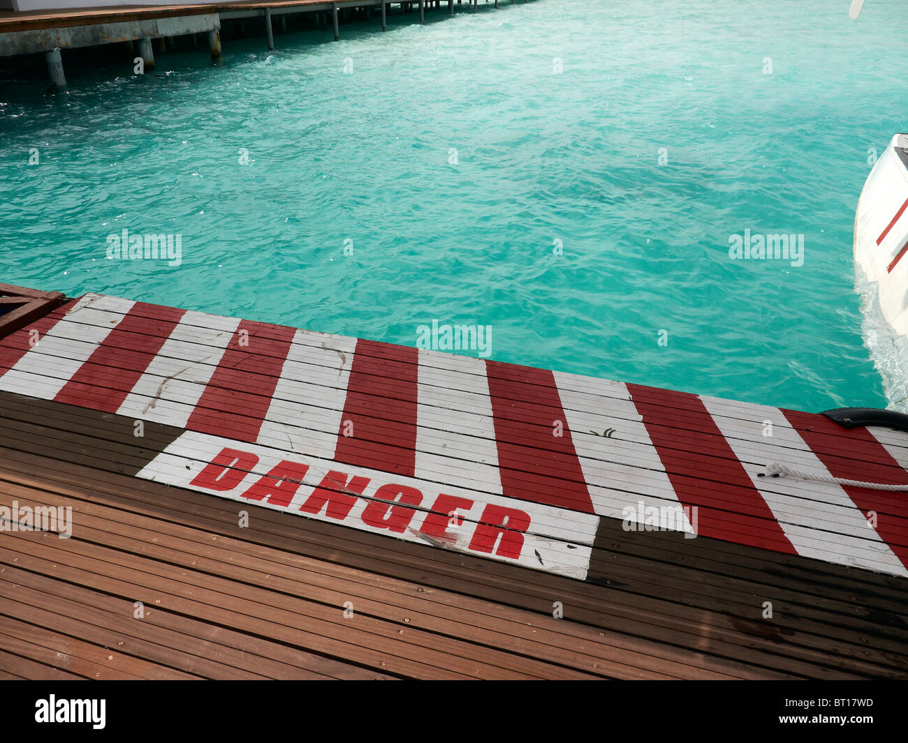 Le signe de danger peintre sur le ponton d'hydravions attacher Banque D'Images