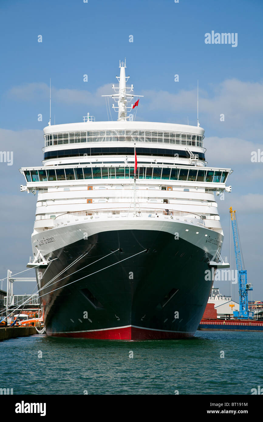 Son tout nouveau paquebot Queen Elizabeth à Southampton Cruise Terminal avant premier voyage Banque D'Images