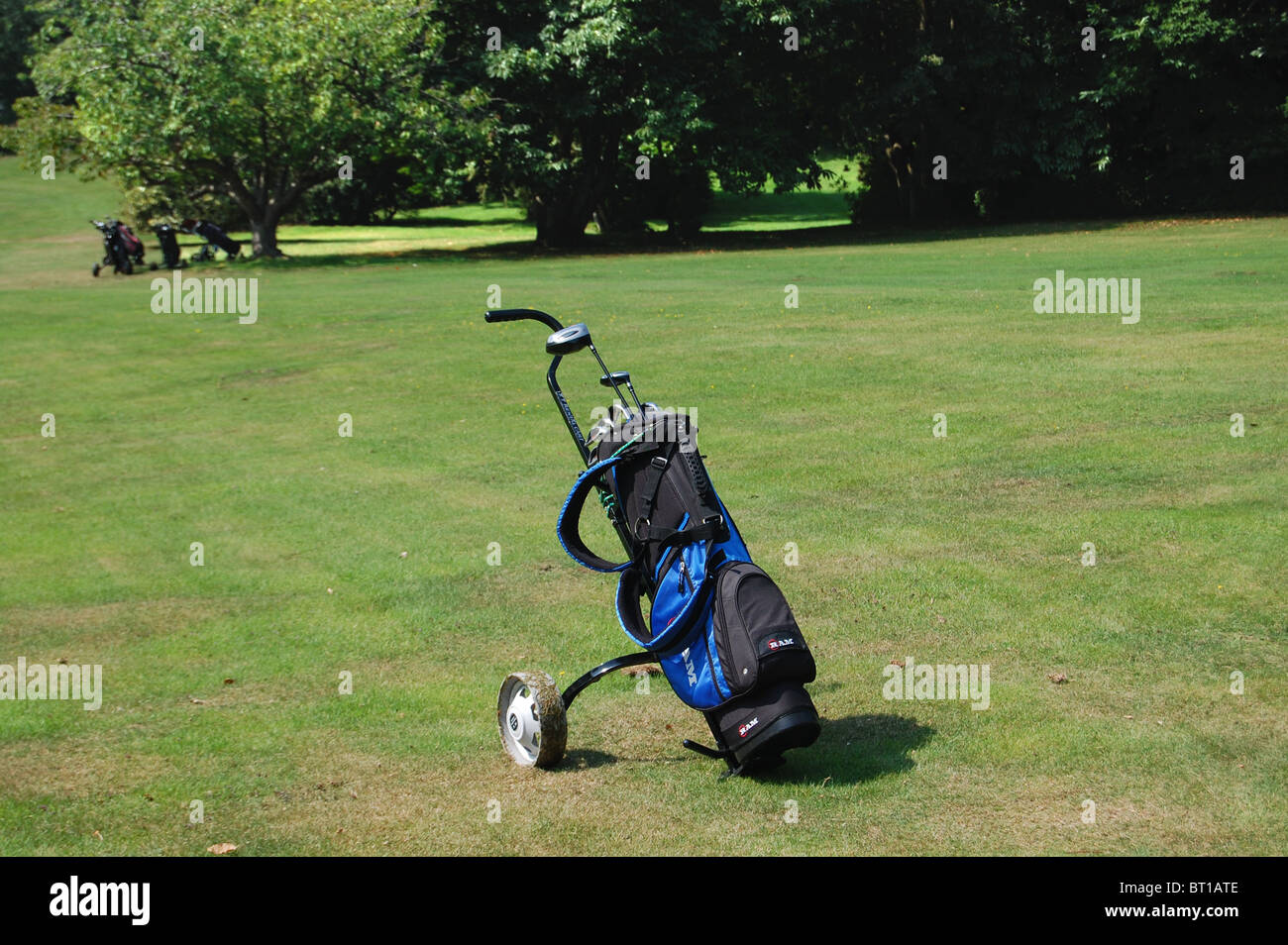 Sac de golf sur un terrain de golf à Pennyhill Park, Bagshot, Sussex, Grande-Bretagne, Royaume-Uni Banque D'Images