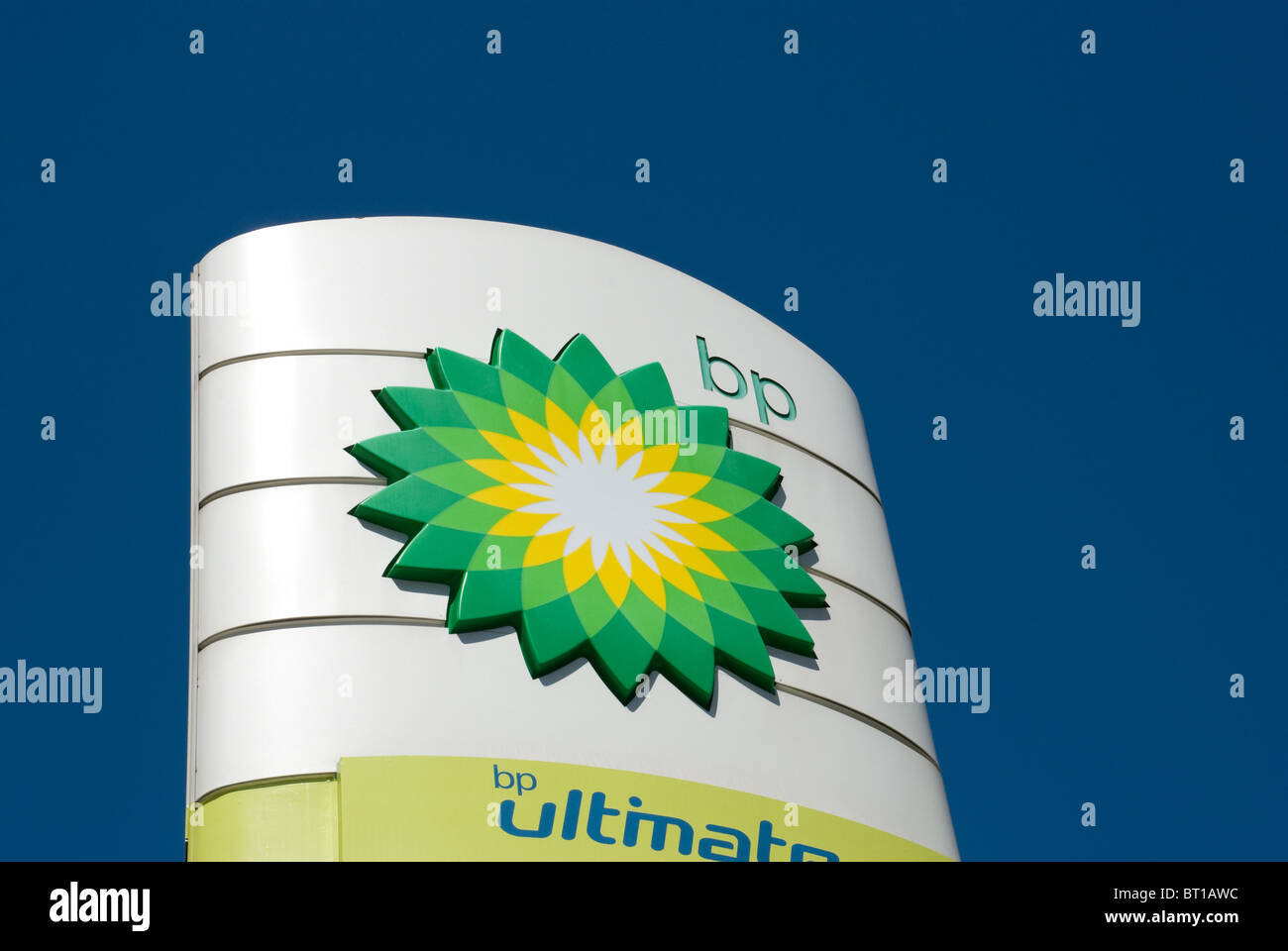 Station essence BP, tour avec logo contre le ciel bleu Banque D'Images