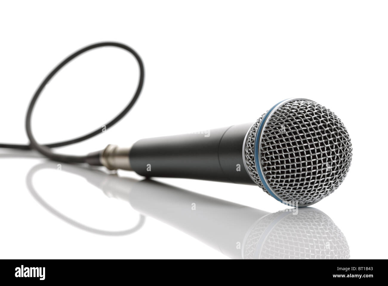 Microphone avec câble isolé sur fond blanc Banque D'Images