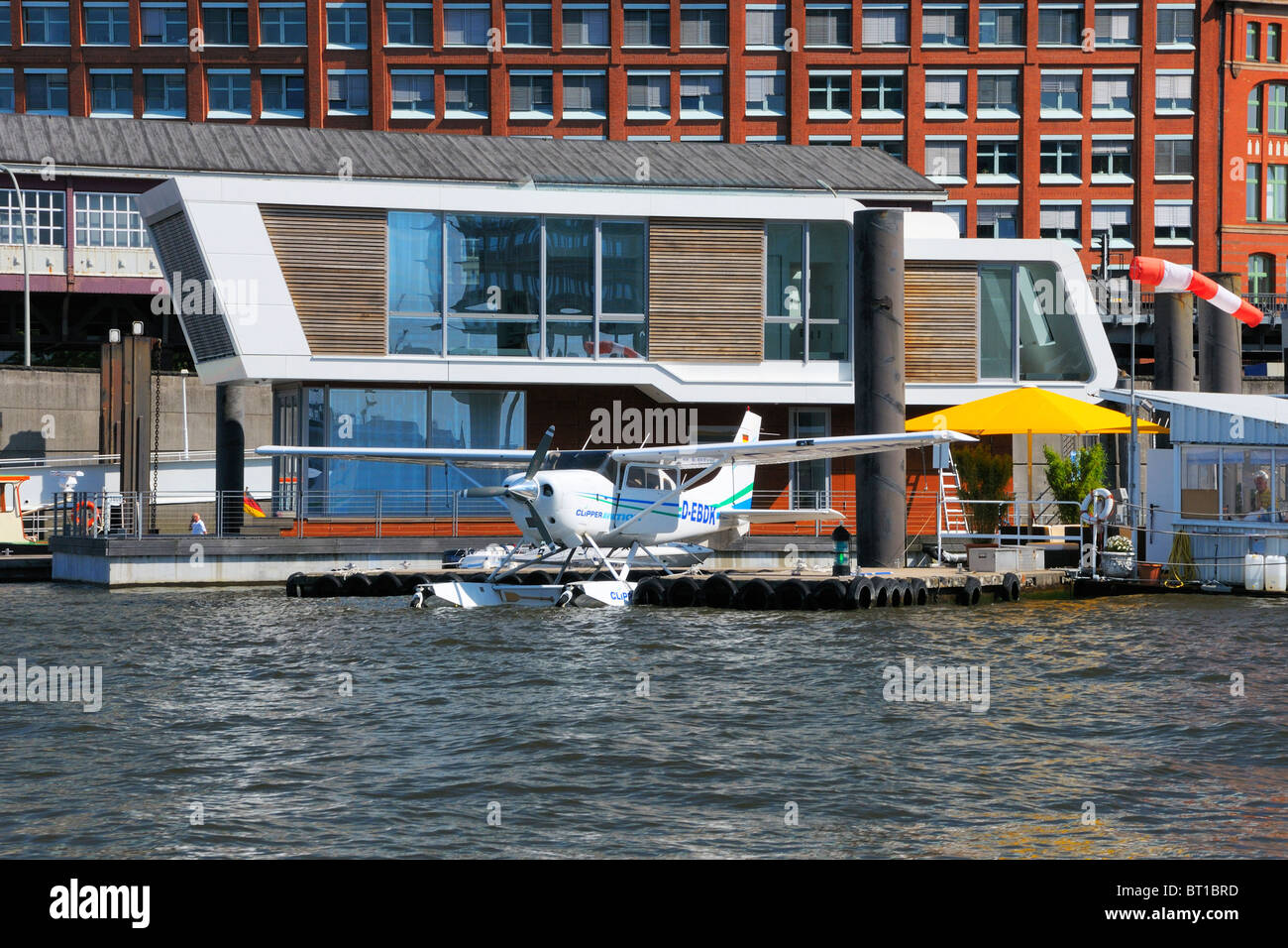 Un plan d'eau utilisé pour des excursions aériennes sur le port de Hambourg, Allemagne. Banque D'Images