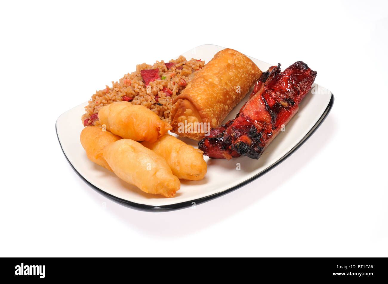 Dîner de cuisine chinoise riz frit au porc, poulet, côtes levées et eggroll sur plaque blanche sur fond blanc. Banque D'Images