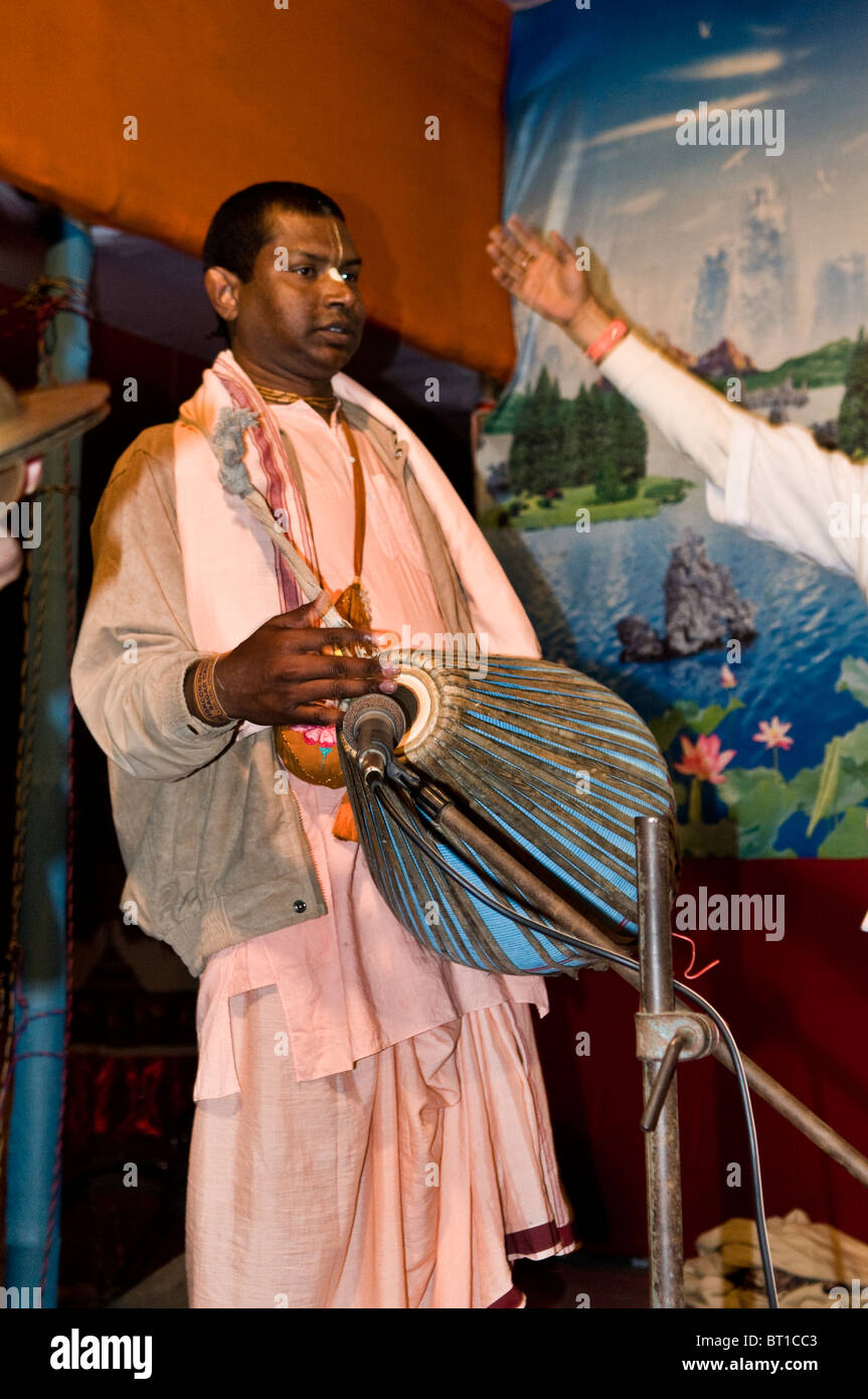 Kirshna Hare partisans jouer de la musique pendant une soirée soirée à l'ISKCON à Mayapur. Banque D'Images