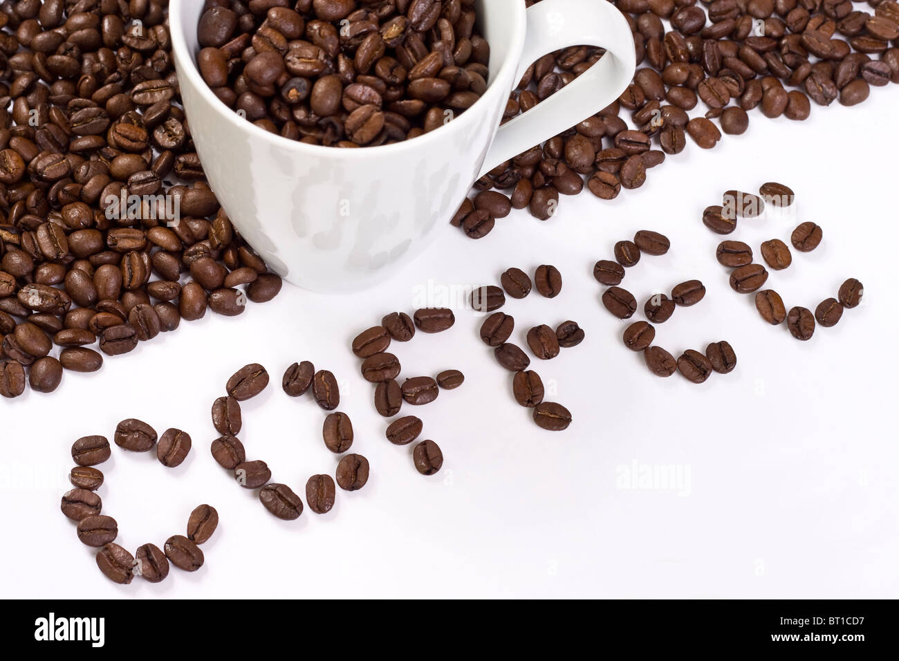 Une tasse pleine de café en grains. Banque D'Images