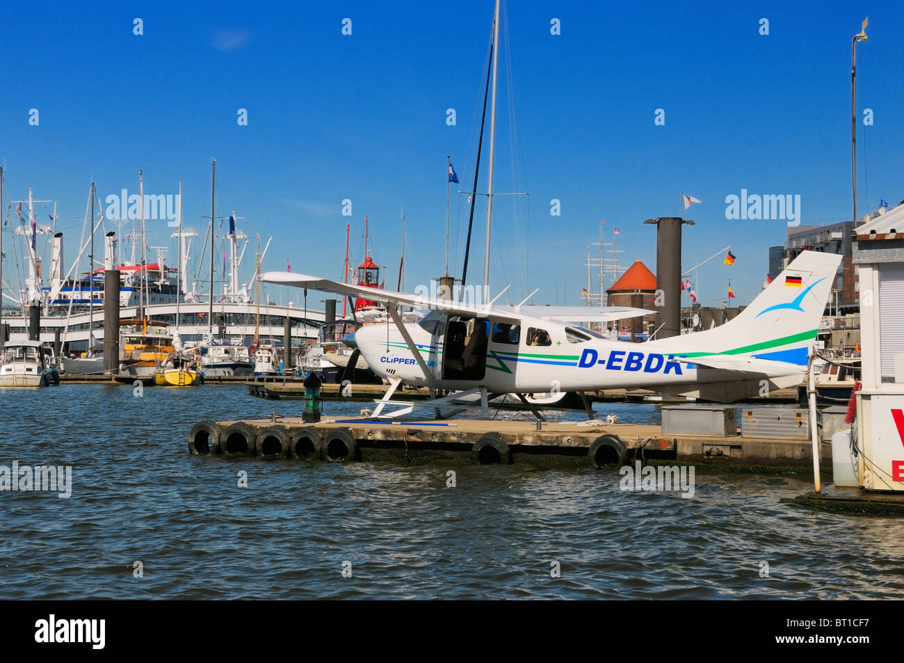 Un plan d'eau utilisé pour des excursions aériennes sur le port de Hambourg, Allemagne. Banque D'Images