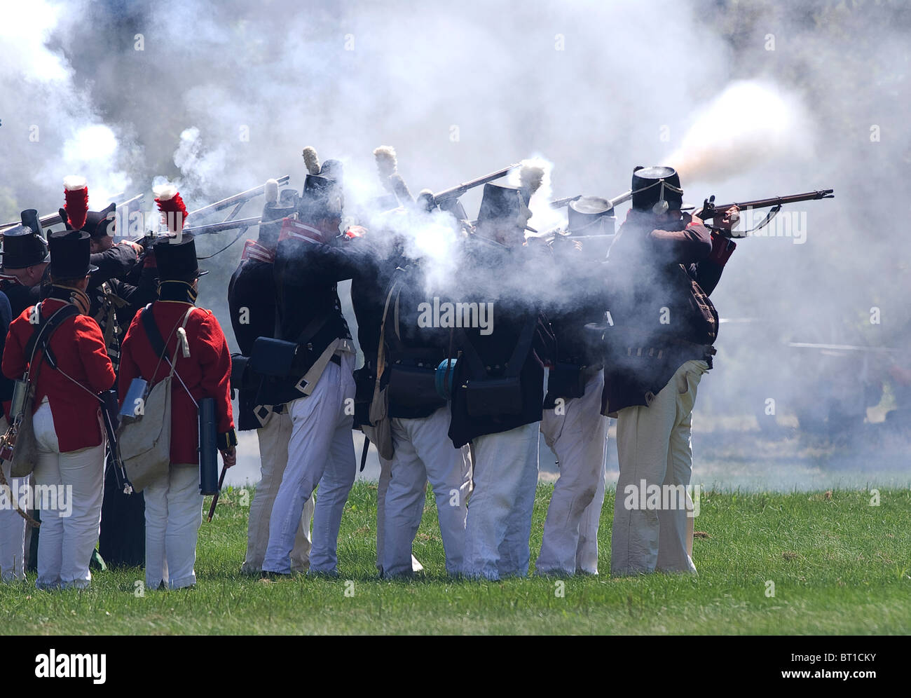 L'unité américaine de forêt sur l'approche de soldats britanniques au cours de l'action à l'Assemblée siège de Fort Érié reenactment. Banque D'Images