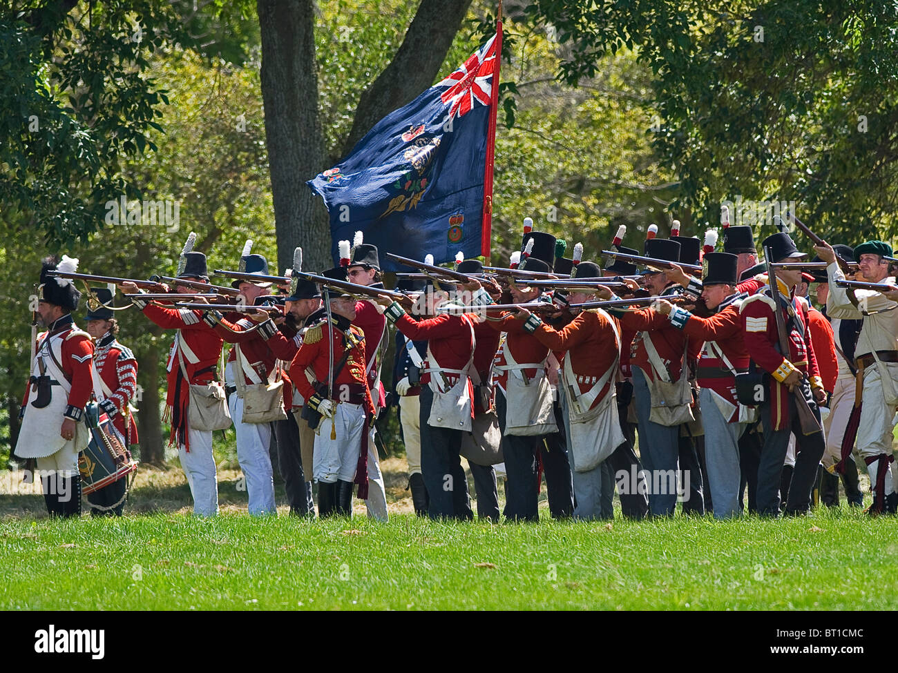 Des soldats britanniques se préparent à tirer sur les américains pendant l'action à l'Assemblée siège de Fort. Banque D'Images