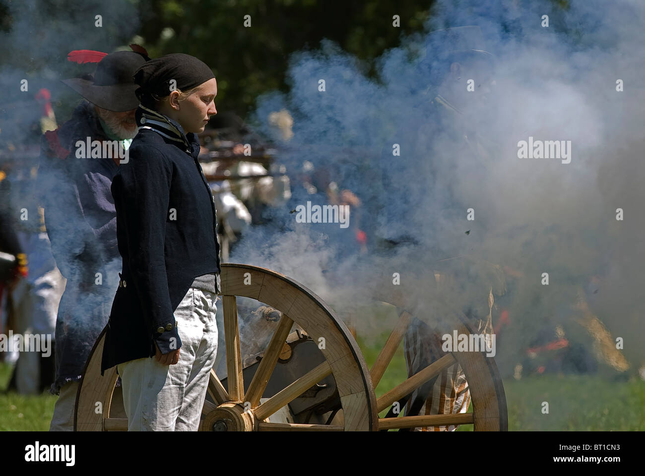 Un Américain cannon incendies sur l'approche de soldats britanniques au cours de l'action au siège de Fort Érié reenactment. Banque D'Images