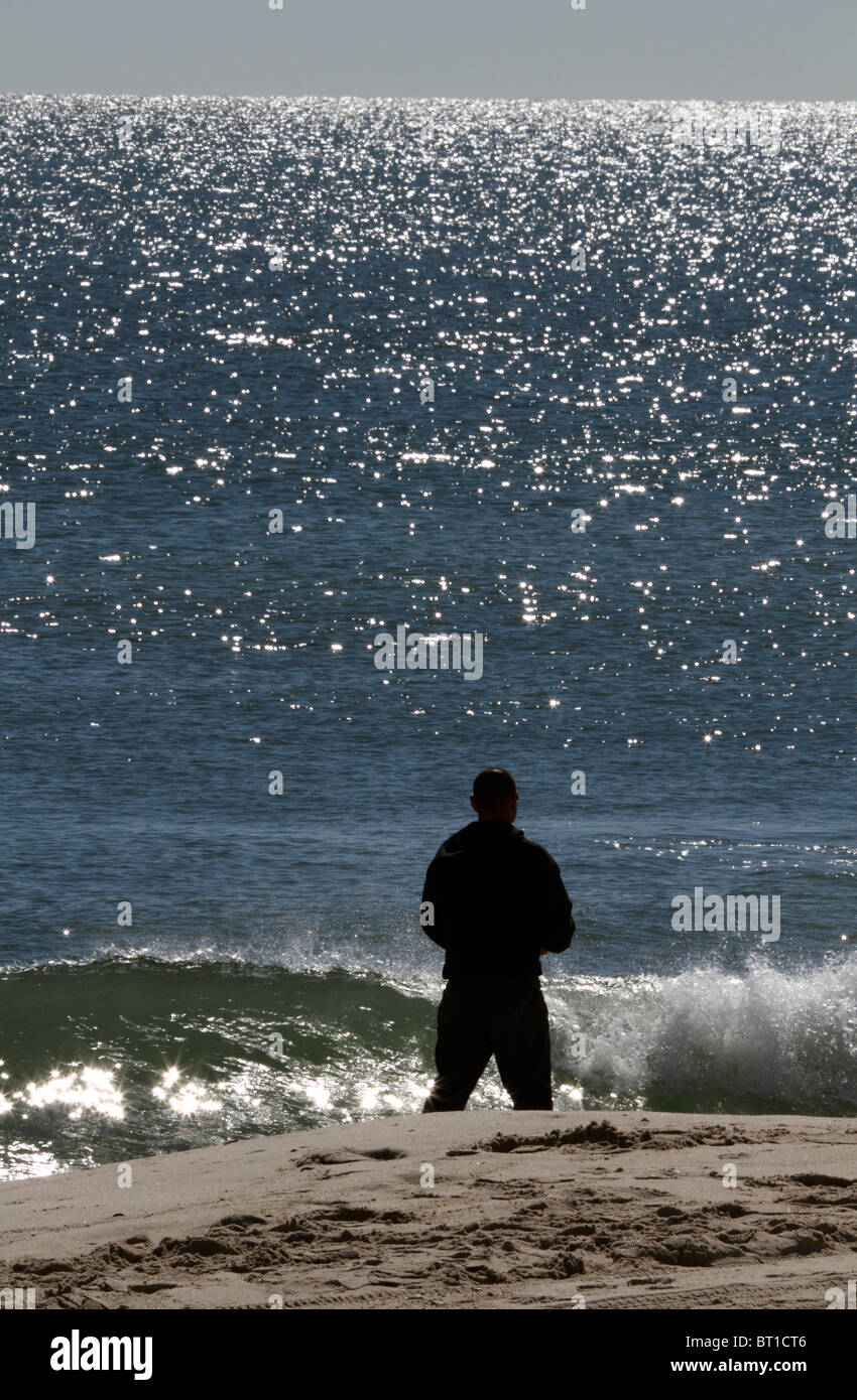 Un pêcheur de surf de défi qui apparaît en face d'une déferlante. Lavalette, NJ, USA Banque D'Images