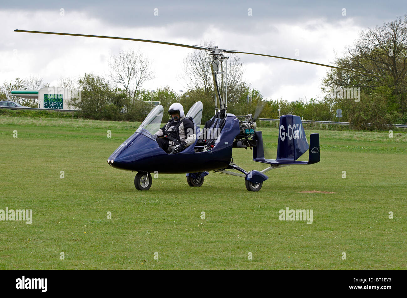 Un tandem autogyre siège moderne se prépare pour le décollage de l'Aérodrome de Popham, Hampshire, Angleterre Banque D'Images