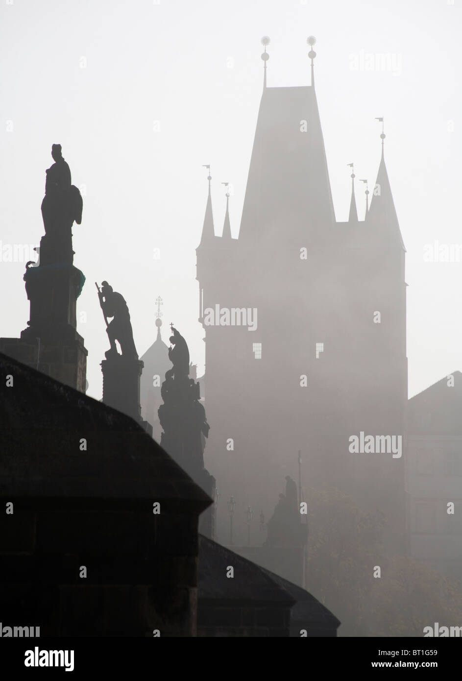 Prague - Le pont Charles dans la brume matinale Banque D'Images
