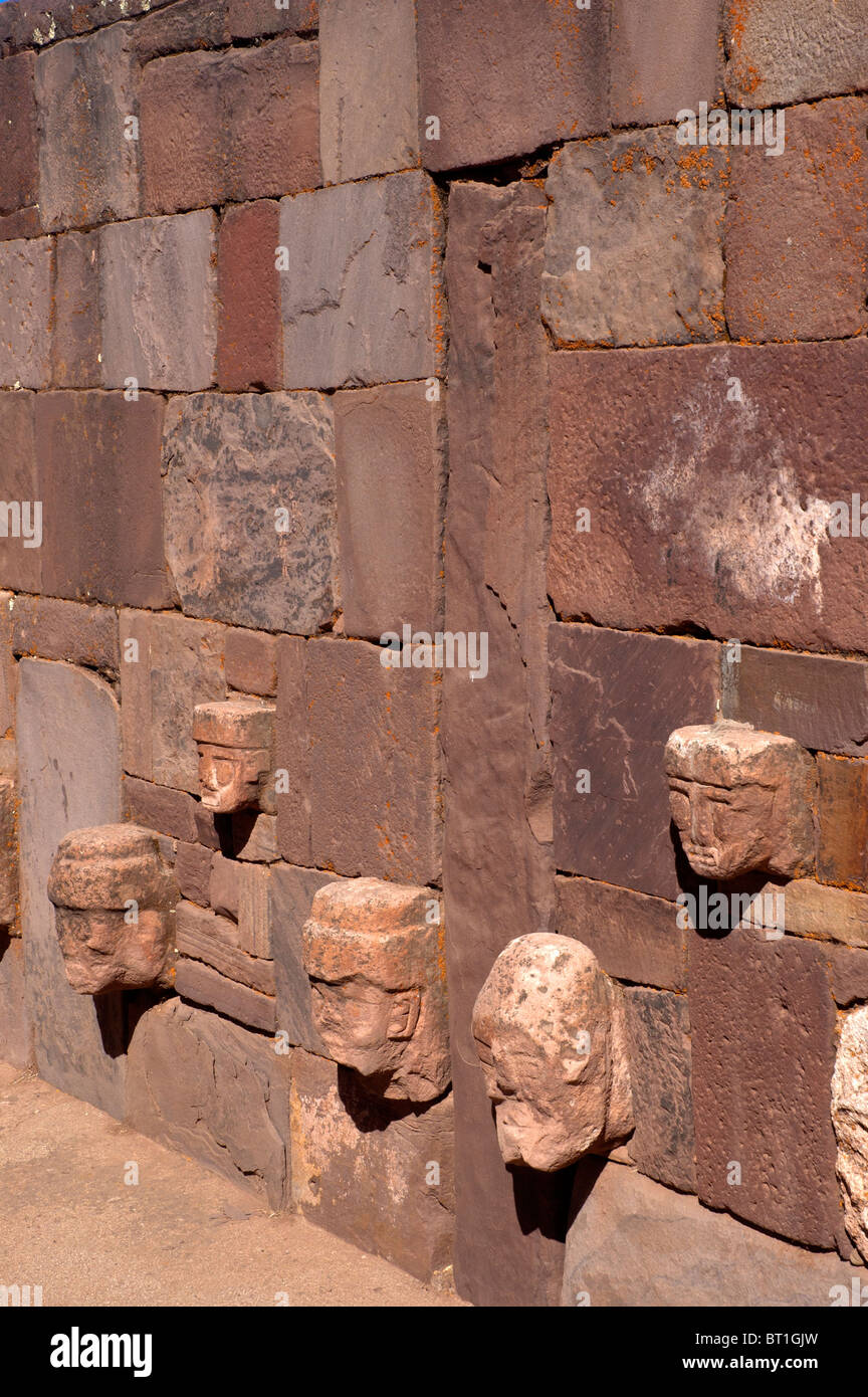 Têtes et visages sculptés dans le Templete Semisubterraneo, au site archéologique de Tiwanaku, une civilisation Inca, en Bolivie. Banque D'Images