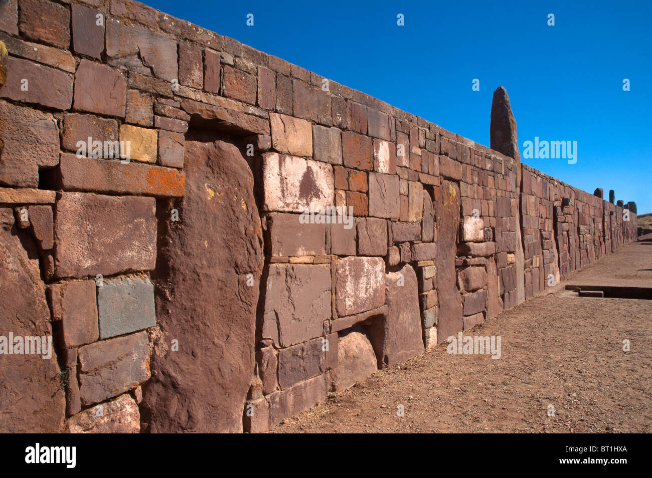 De grands murs de pierres du Kalasasaya, au site archéologique de Tiwanaku, une civilisation Inca, en Bolivie. Banque D'Images