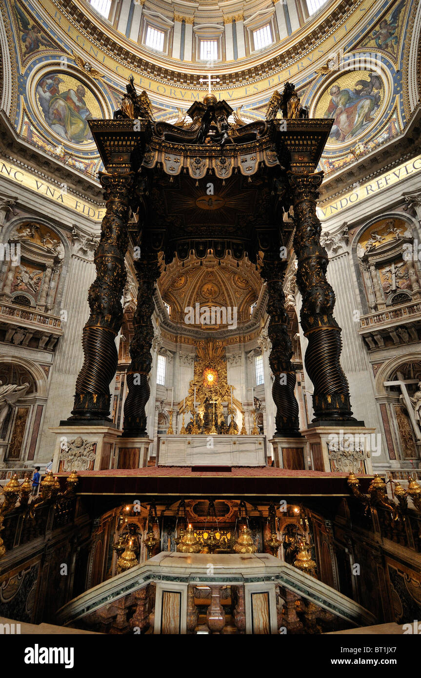 Rome. L'Italie. Le 17e siècle Baldacchino, 1623-34, par Gian Lorenzo Bernini, l'intérieur de la Basilique Saint Pierre. Banque D'Images