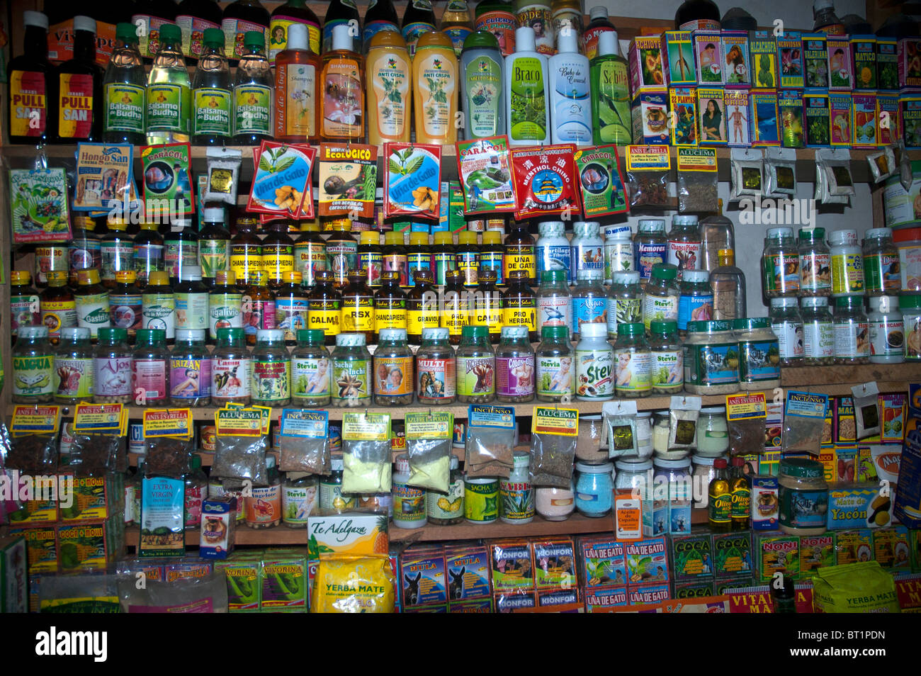 Toutes sortes d'articles à vendre comme talisman, amulette, magie, rituels et de la médecine traditionnelle dans le marché des sorcières, La Paz, Bolivie. Banque D'Images
