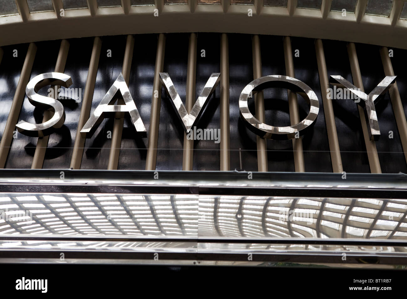 Savoy Hotel à Londres. Rouvert en octobre 2010 après une rénovation complète. Les photos montrent le logo au-dessus de l'entrée de la rivière Banque D'Images