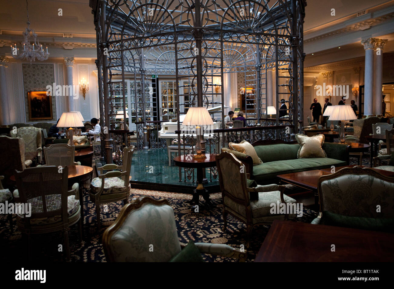 Savoy Hotel à Londres. Rouvert en octobre 2010 après une rénovation complète. Les photos montrent le nouveau Thames Foyer intérieur Banque D'Images