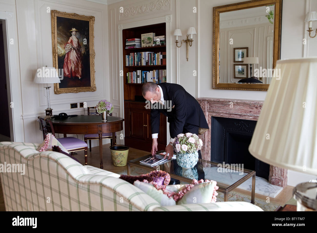 Savoy Hotel à Londres. Rouvert en octobre 2010 après une rénovation complète. Les photos montrent un majordome dans une rivière Suite Banque D'Images