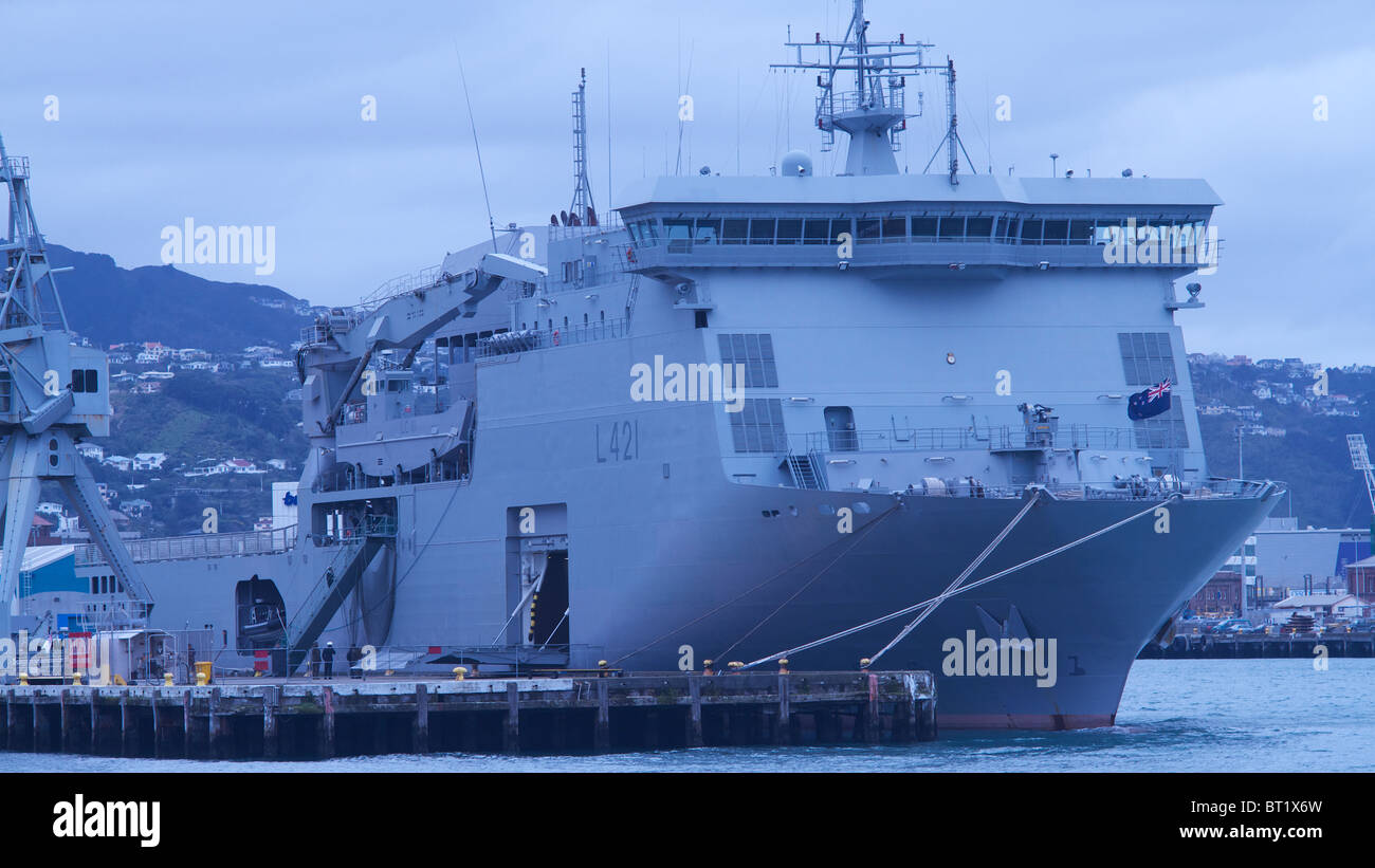 HMNZS Canterbury reconstituer les stocks à Queens Wharf, Port Nicholson, Wellington NZ. Banque D'Images