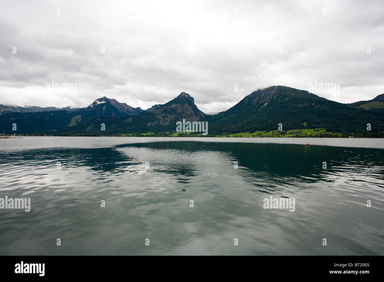 Le lac alpin autrichien de Wolfgangsee et la montagne de Salzkammergut. Banque D'Images