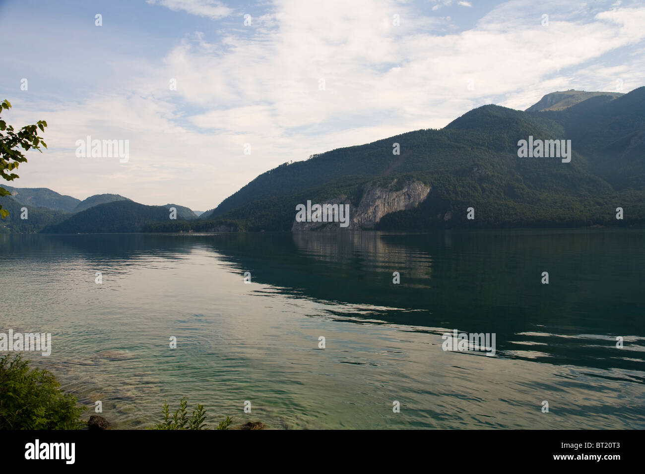 Le lac alpin autrichien de Wolfgangsee et la montagne de Salzkammergut. Banque D'Images