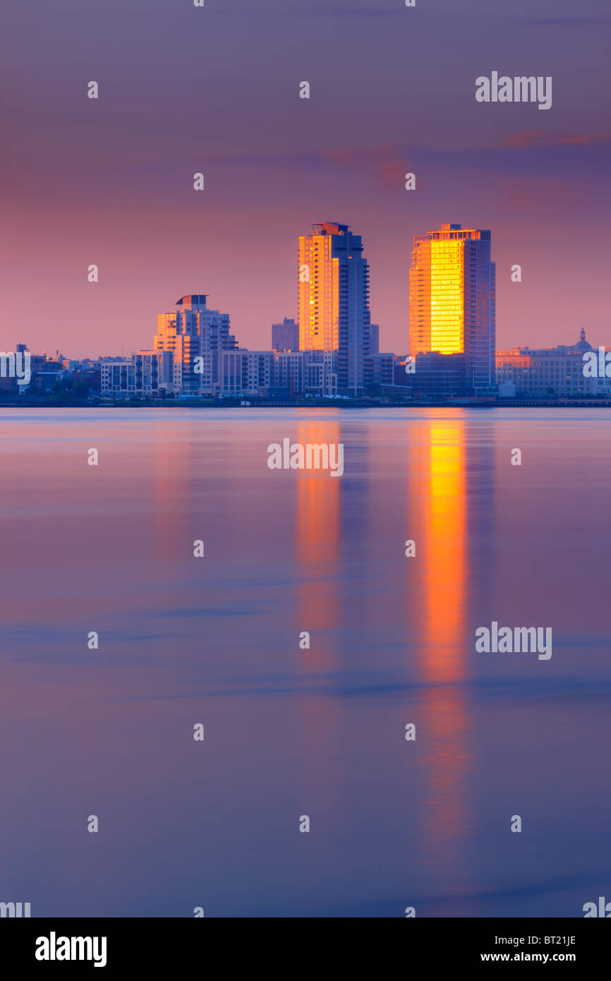 Sunrise East River avec la vue à Long Island Banque D'Images