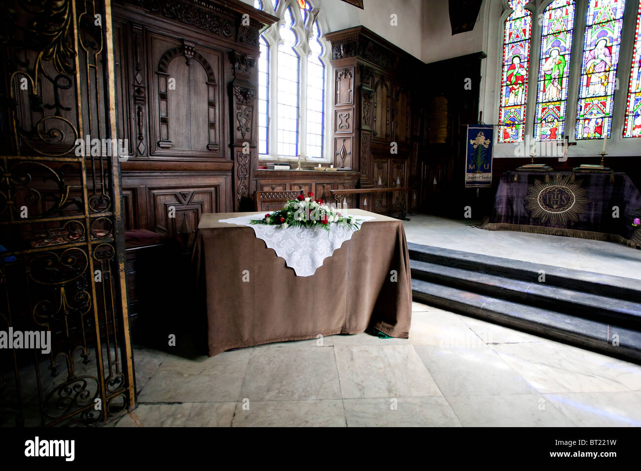 L'autel et le choeur à l'intérieur de l'église Staunton Harold, une église anglicane de style gothique anglais dans le Leicestershire. Banque D'Images
