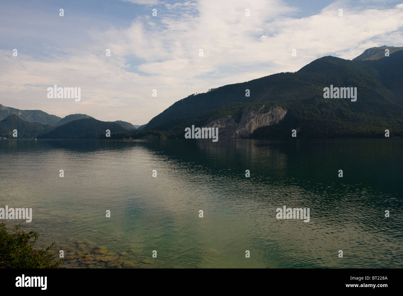 Le lac alpin autrichien de Wolfgangsee et la montagne de Salzkammergut. Banque D'Images