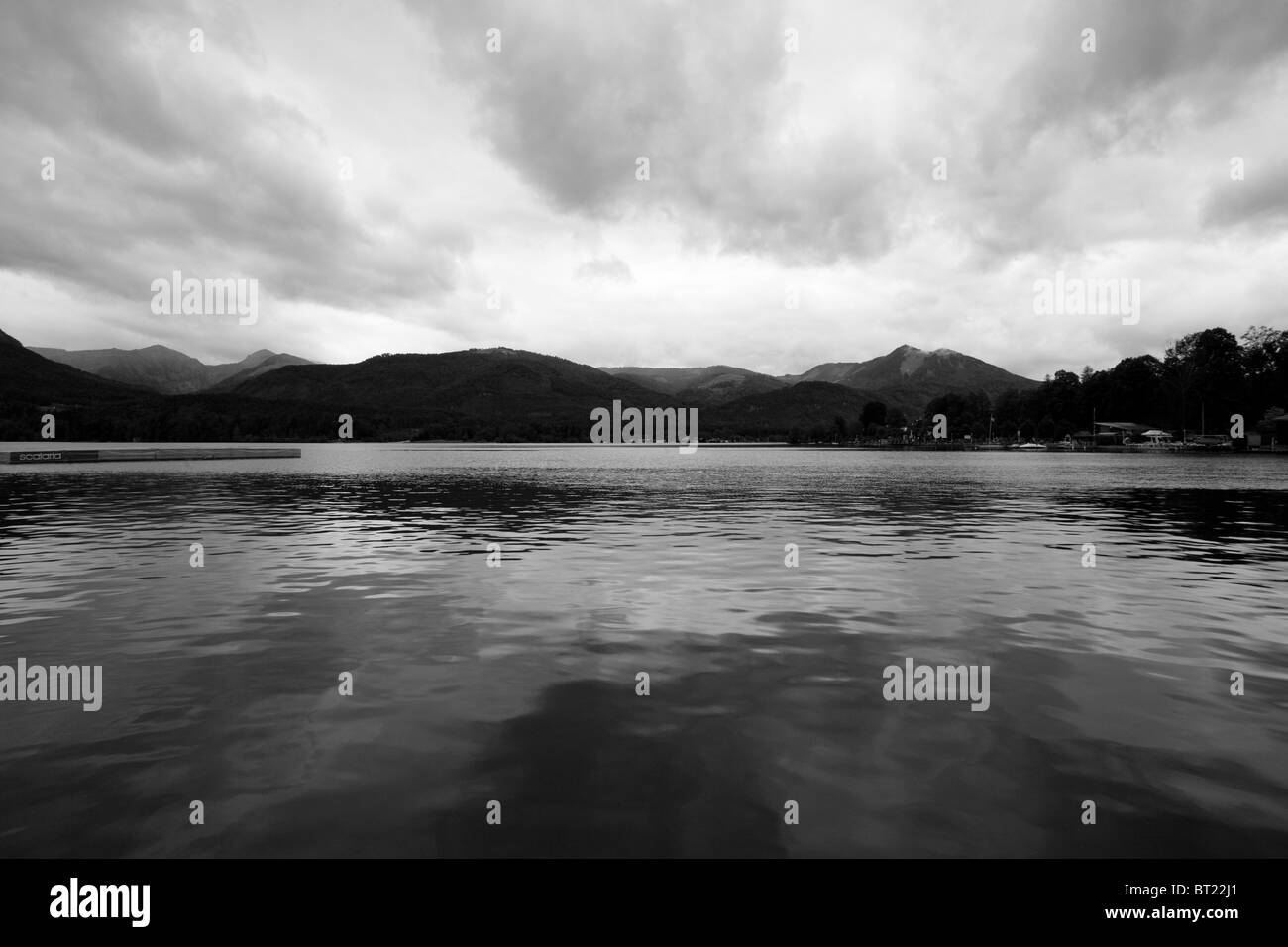 Le lac alpin autrichien de Wolfgangsee et la montagne de Salzkammergut. Banque D'Images