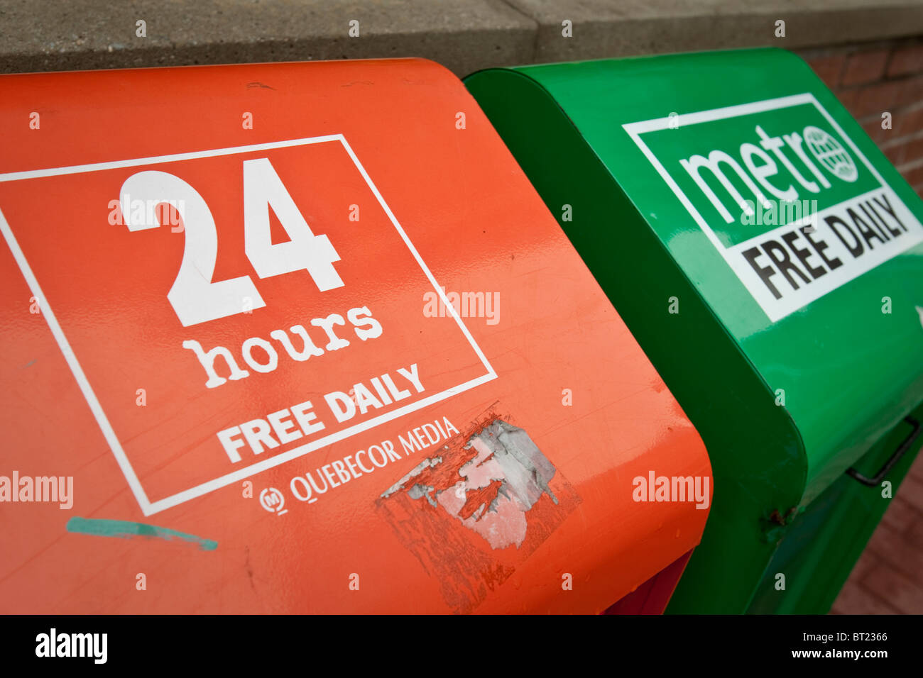 24 heures quotidien gratuit Metro et boîtes de journaux quotidiens sont assis côte à côte à Ottawa le dimanche 26 septembre 2010. Banque D'Images
