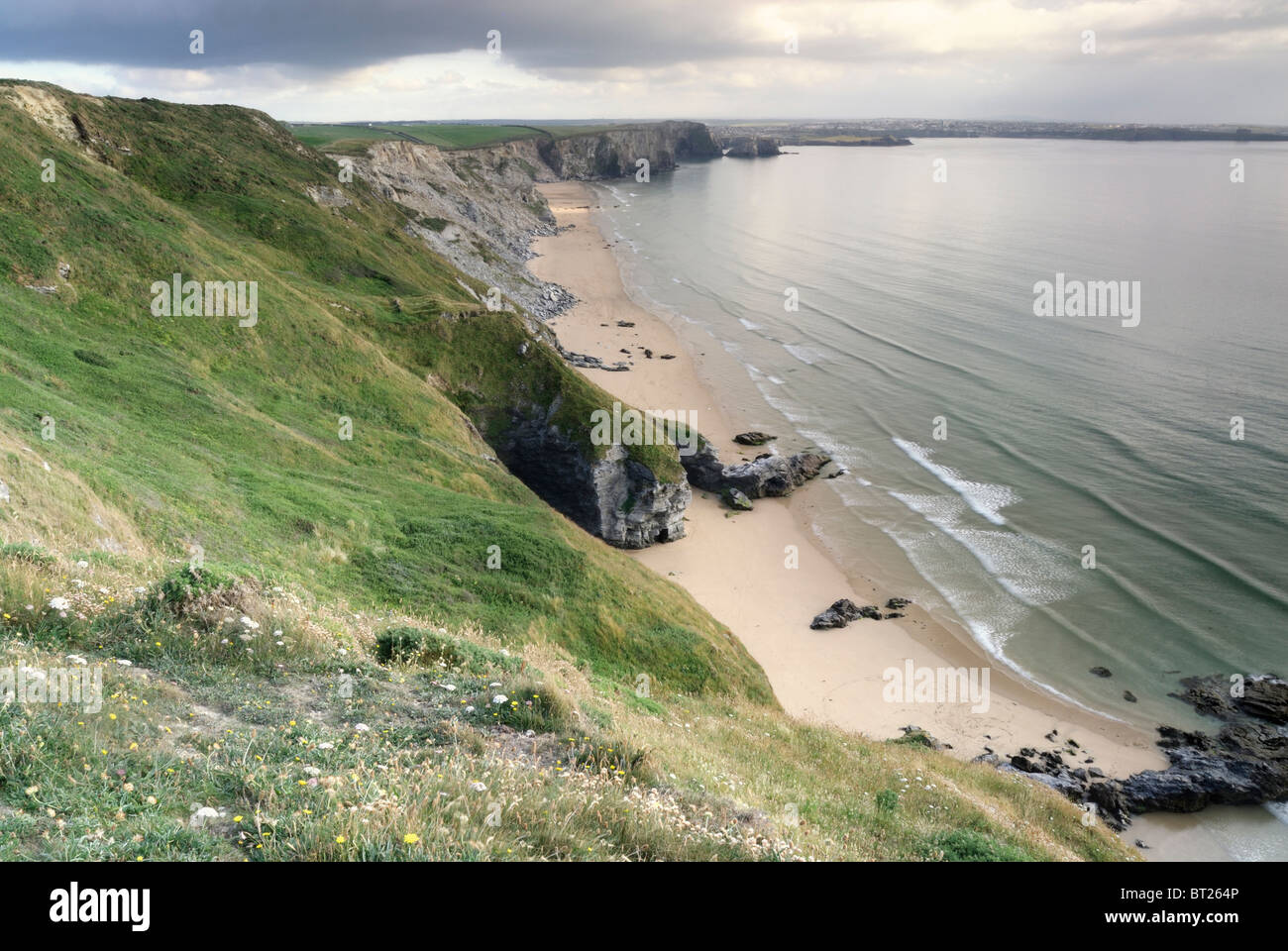 Falaises surplombant la baie de Watergate, Newquay, Cornwall distance jusqu'à Banque D'Images