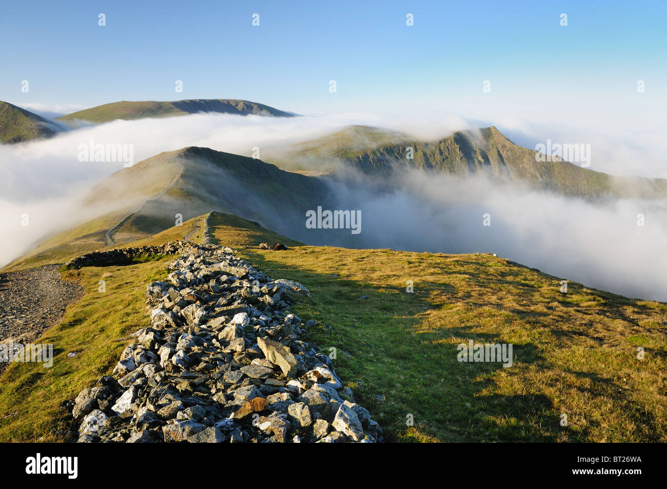 Montagnes dans le Lake District au-dessus d'une inversion de température. À la tête vers Hopegill et Grasmoor. Banque D'Images