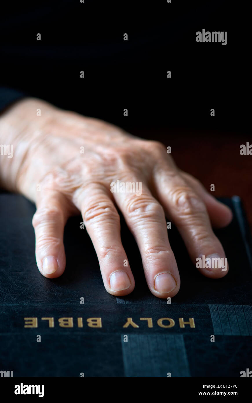 La main sur la Bible (focus point sur les doigts,sélective) Banque D'Images