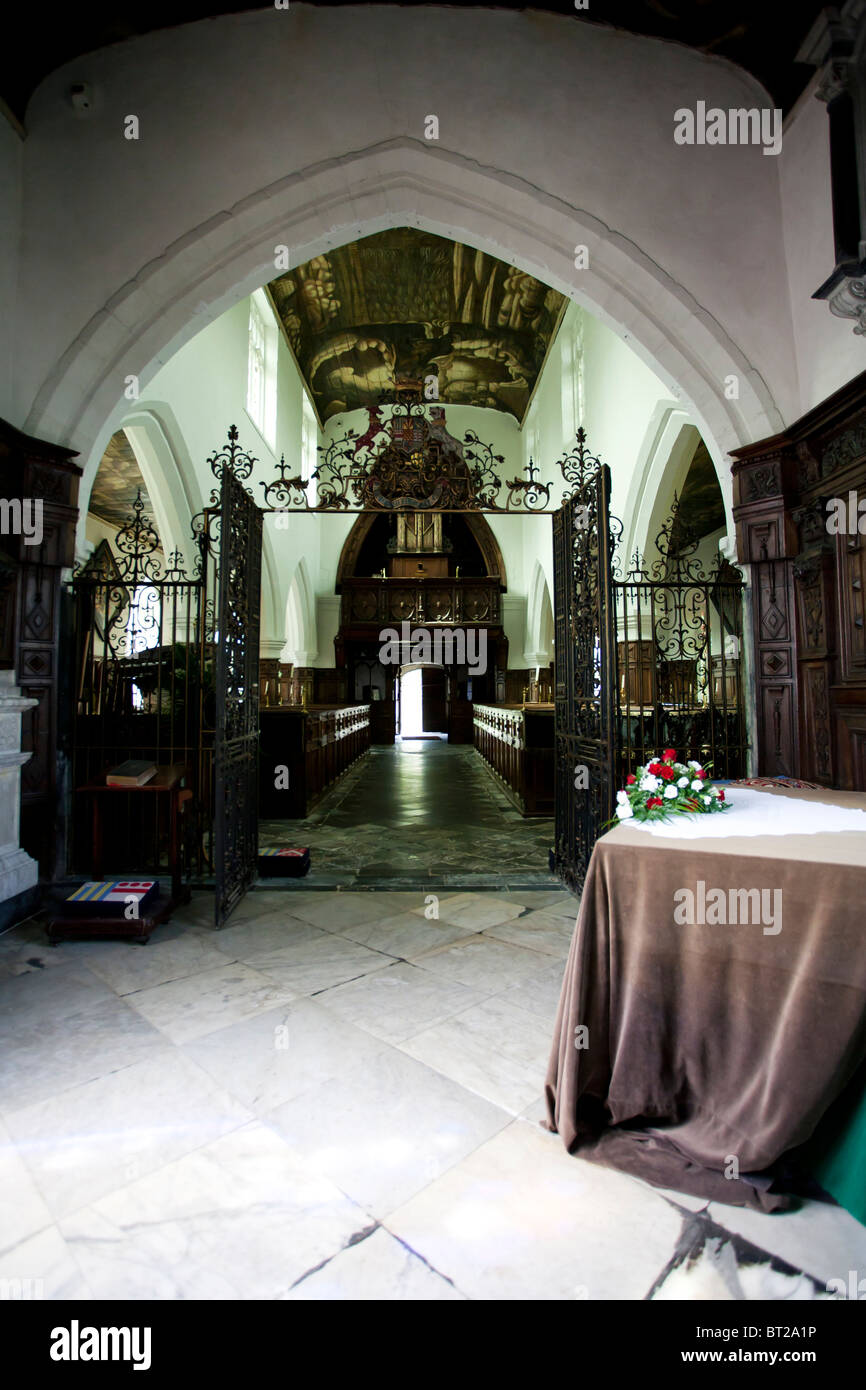 L'avant et à l'autel d'une église anglicane de style gothique en Angleterre. Banque D'Images