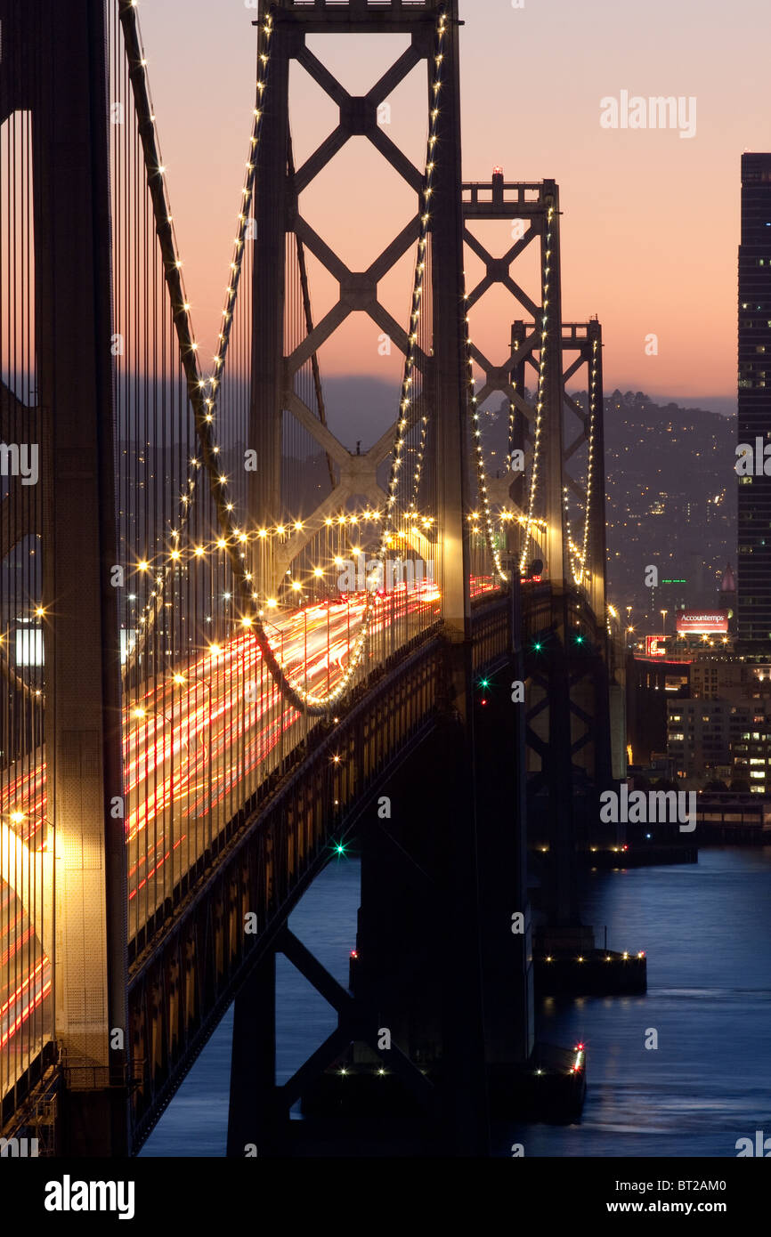 San Francisco Bay Bridge pendant les heures de pointe du soir. Banque D'Images