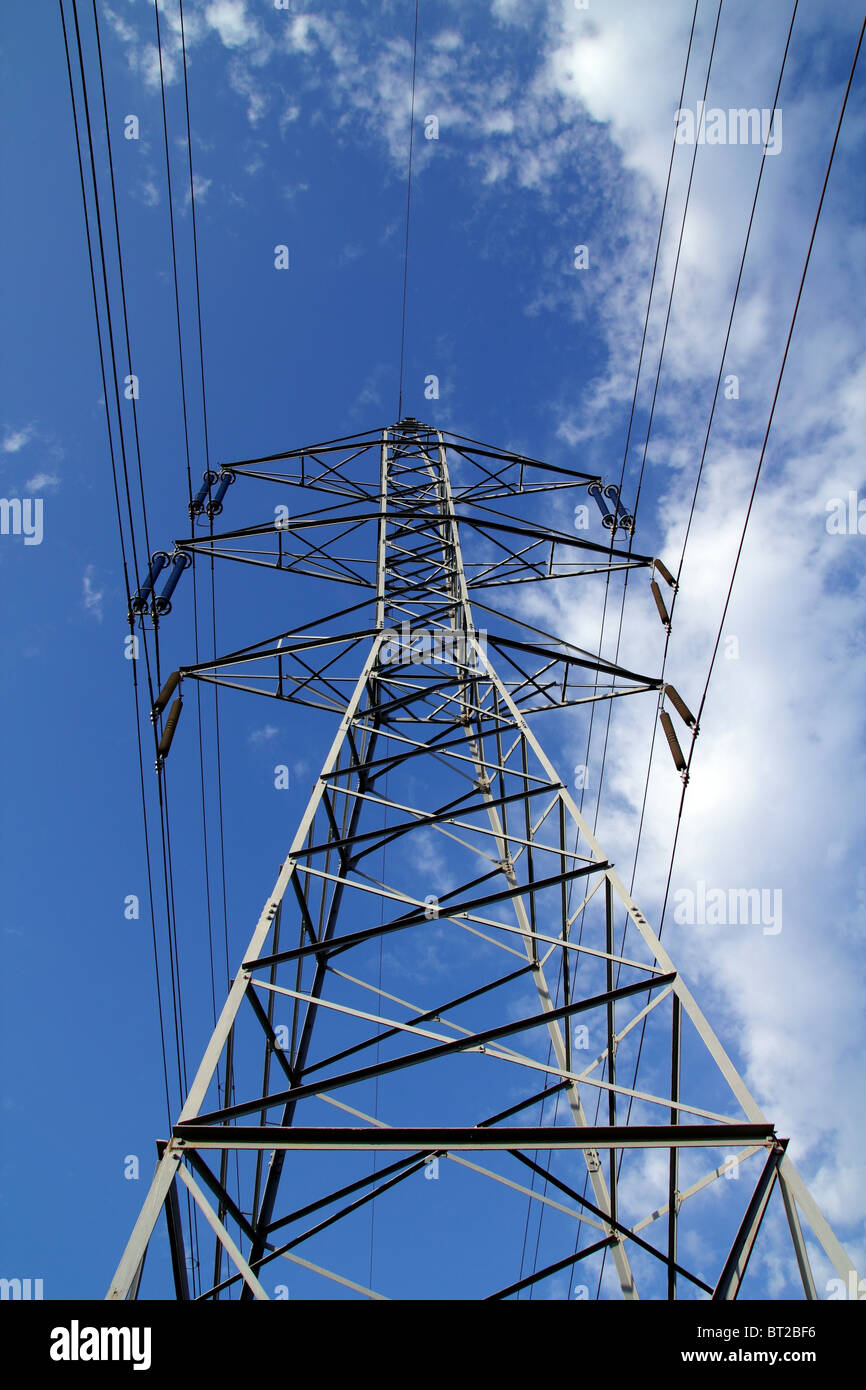 Mât électrique pilote tour pôle sur bleu ciel nuage cables Banque D'Images