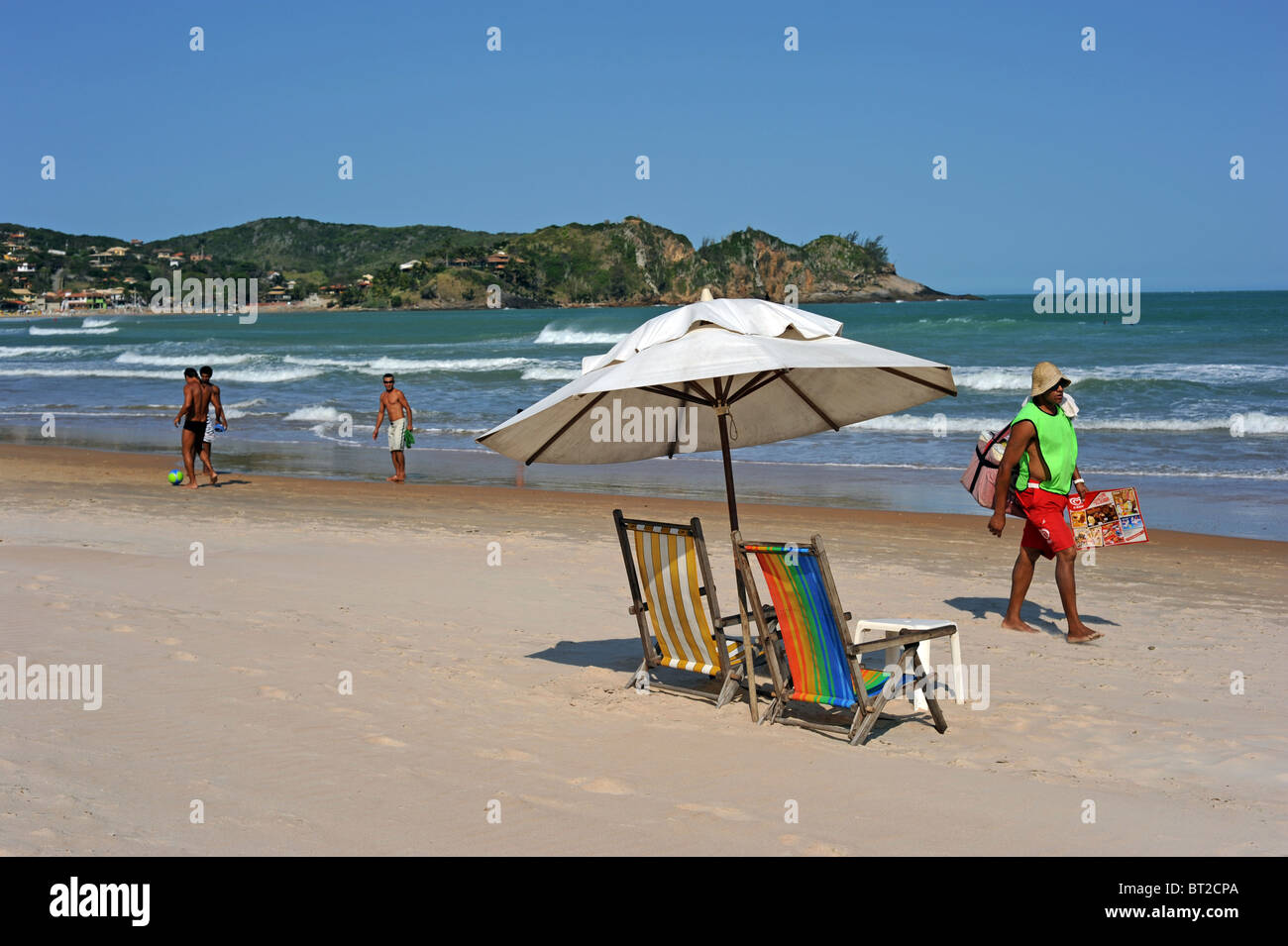 Un vendeur de plage promenades le long de la plage de Geriba Buzios Banque D'Images