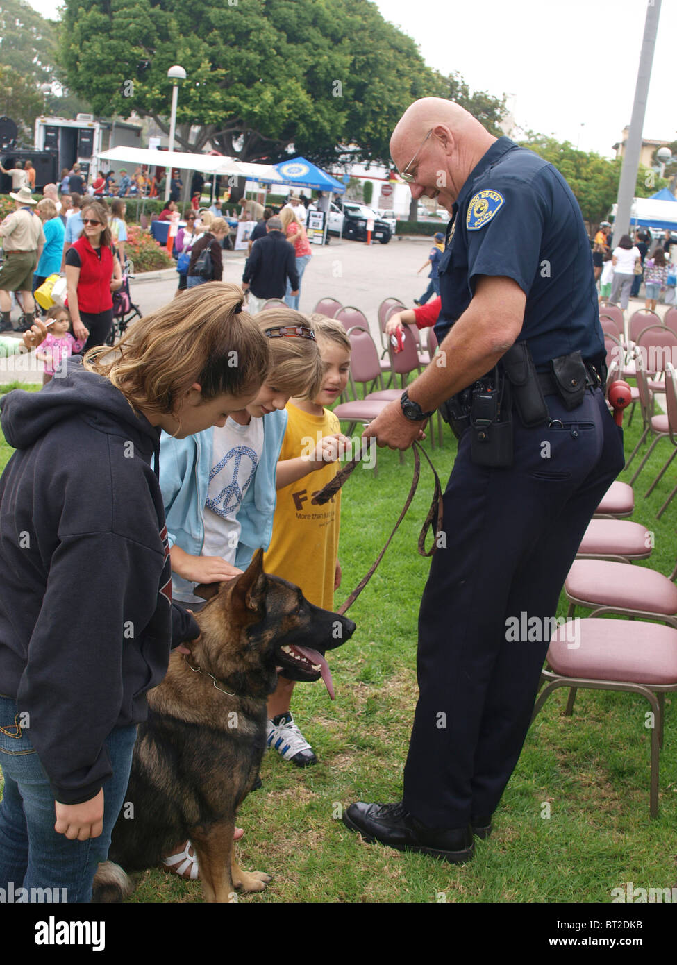 Animaux enfants chien policier, après K9 Démo. Banque D'Images