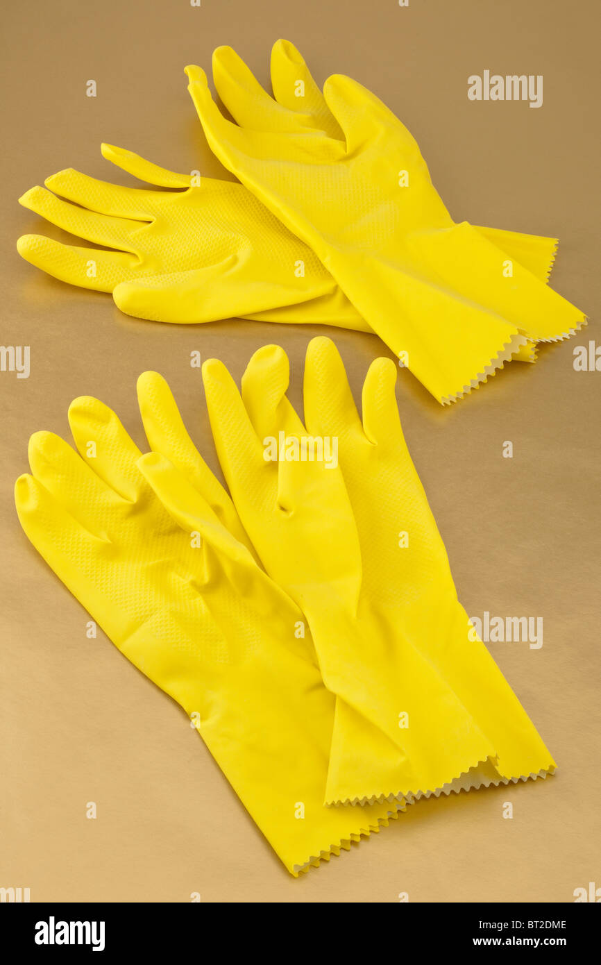 Deux paires de ménages de taille moyenne jaune gants en caoutchouc Banque D'Images