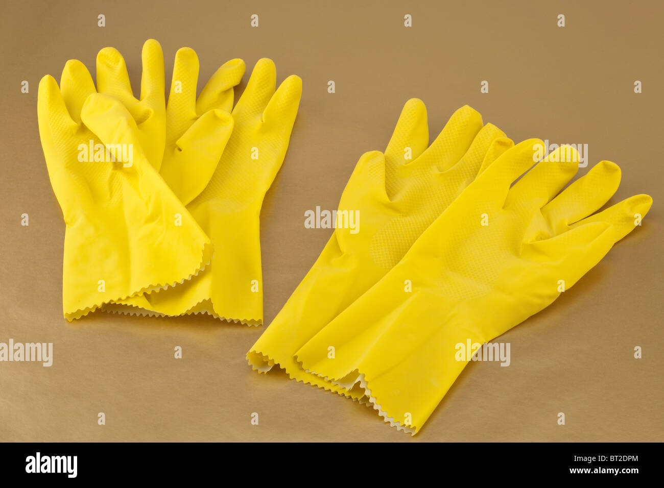 Deux paires de ménages de taille moyenne jaune gants en caoutchouc Banque D'Images