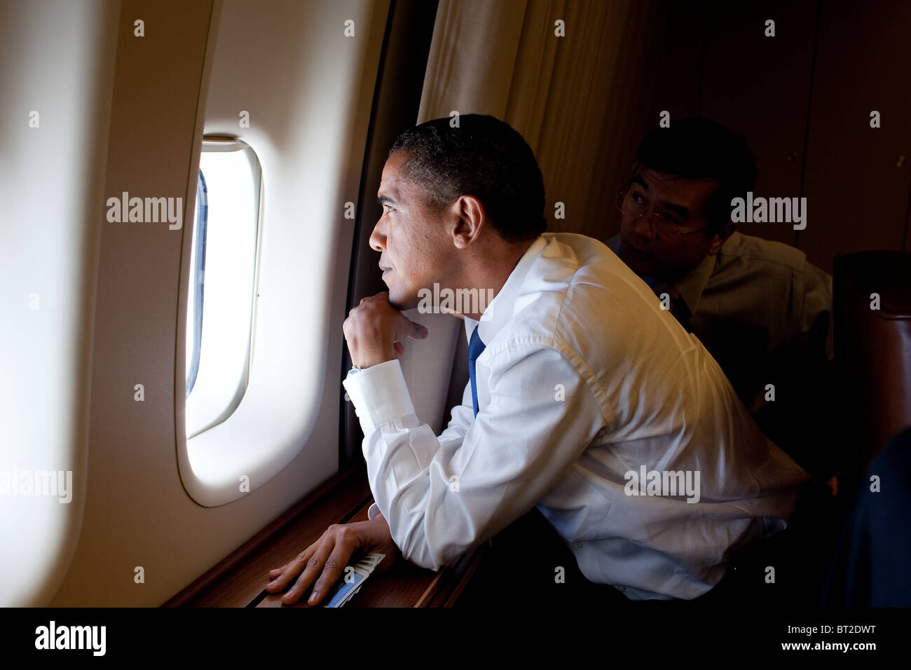 Le président Barack Obama ressemble au Mont Saint Helens et le Mont Rainier à une fenêtre de l'Air Force One Banque D'Images
