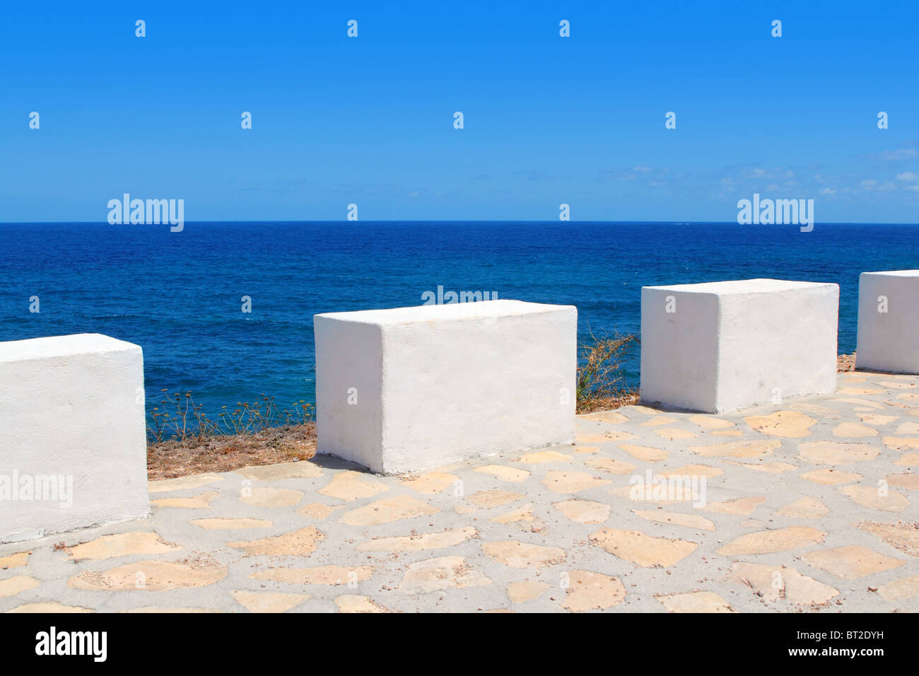 Vue de la côte de la mer Méditerranée en Espagne jalons blanc Banque D'Images
