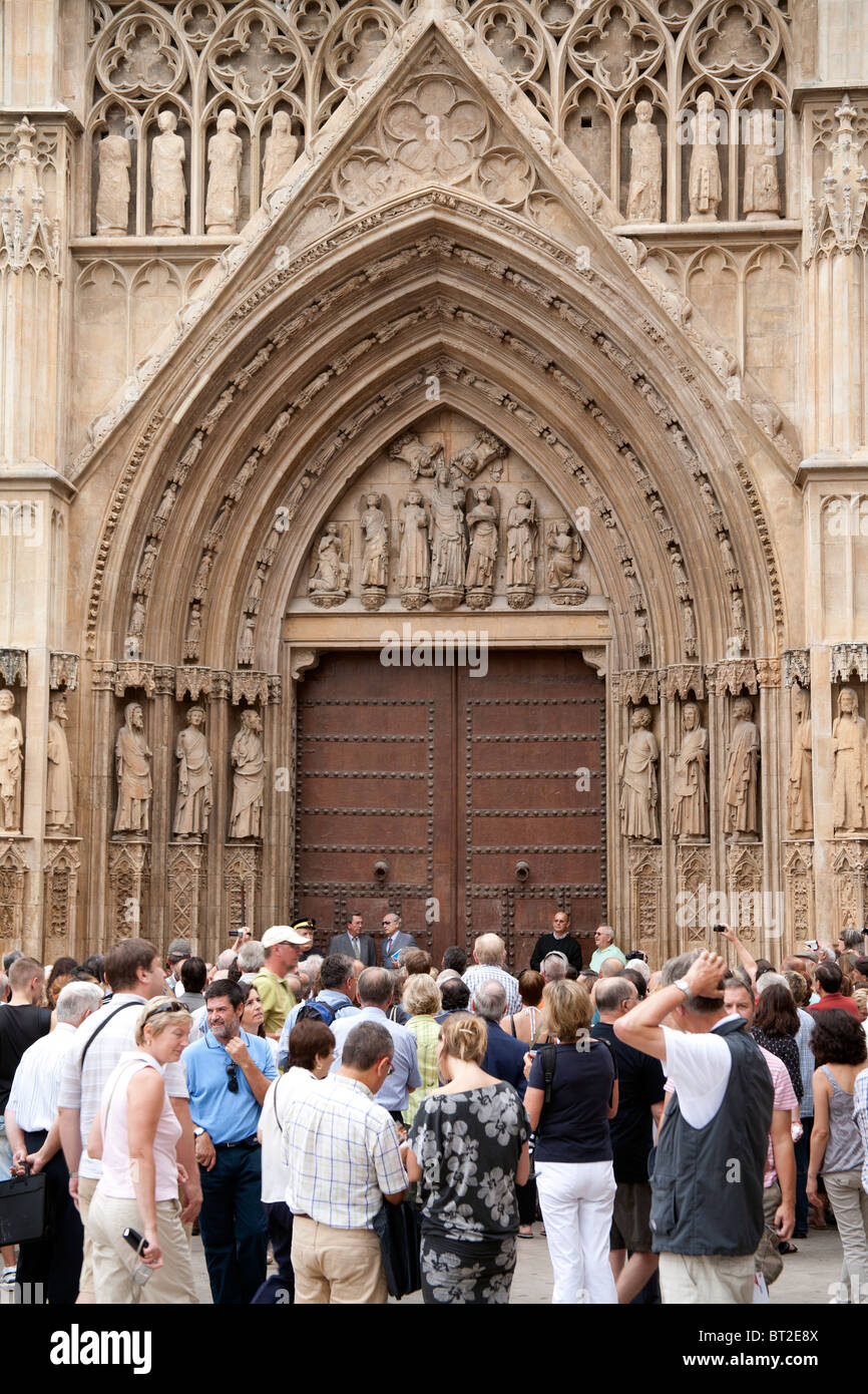 Les touristes à regarder l'eau Cour à l'Apôtres porte de la cathédrale de Valence Valencia Espagne Europe Banque D'Images