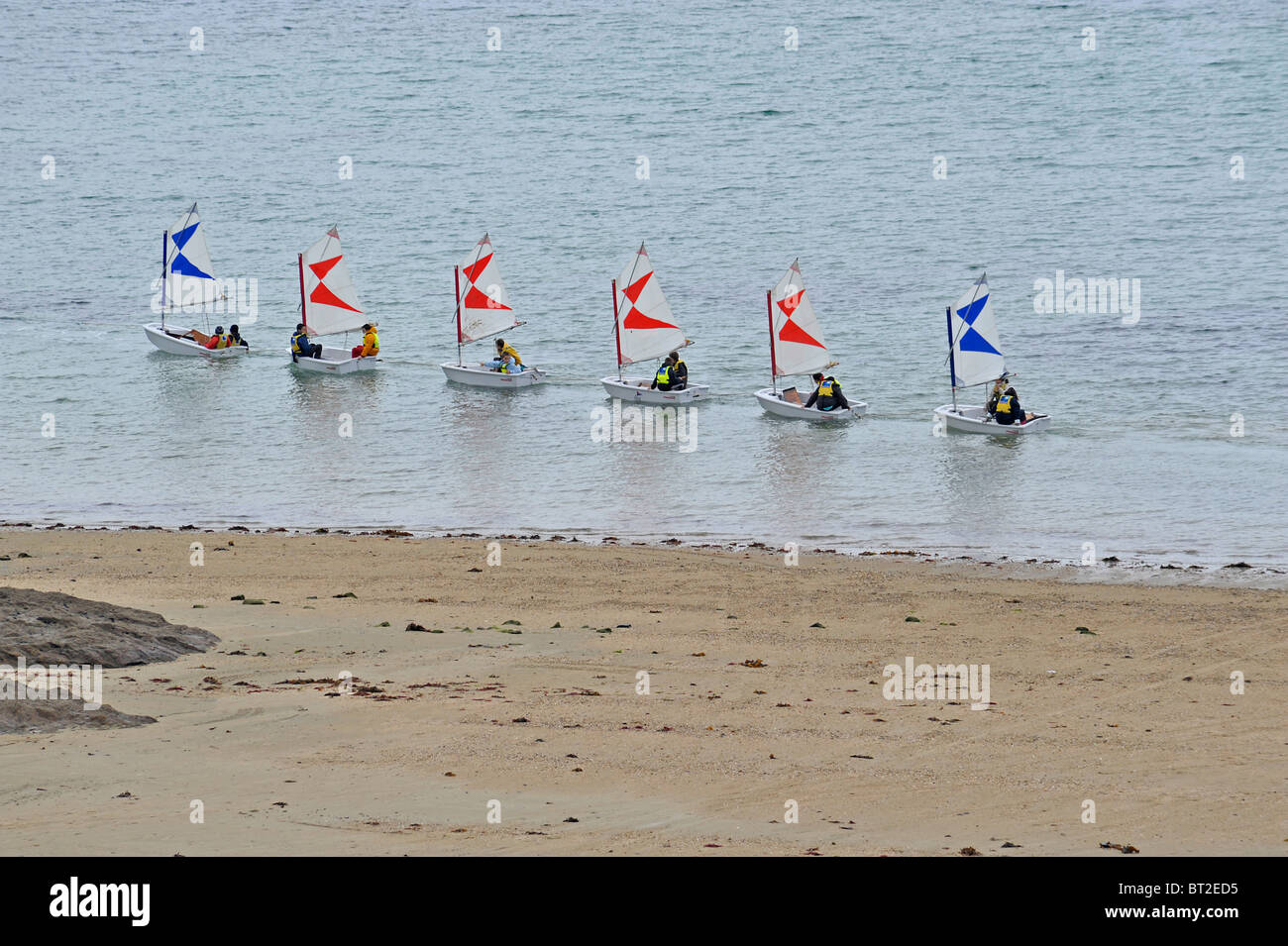 Bateaux à voile sur la côte de Saint-Malo Bretagne France Banque D'Images