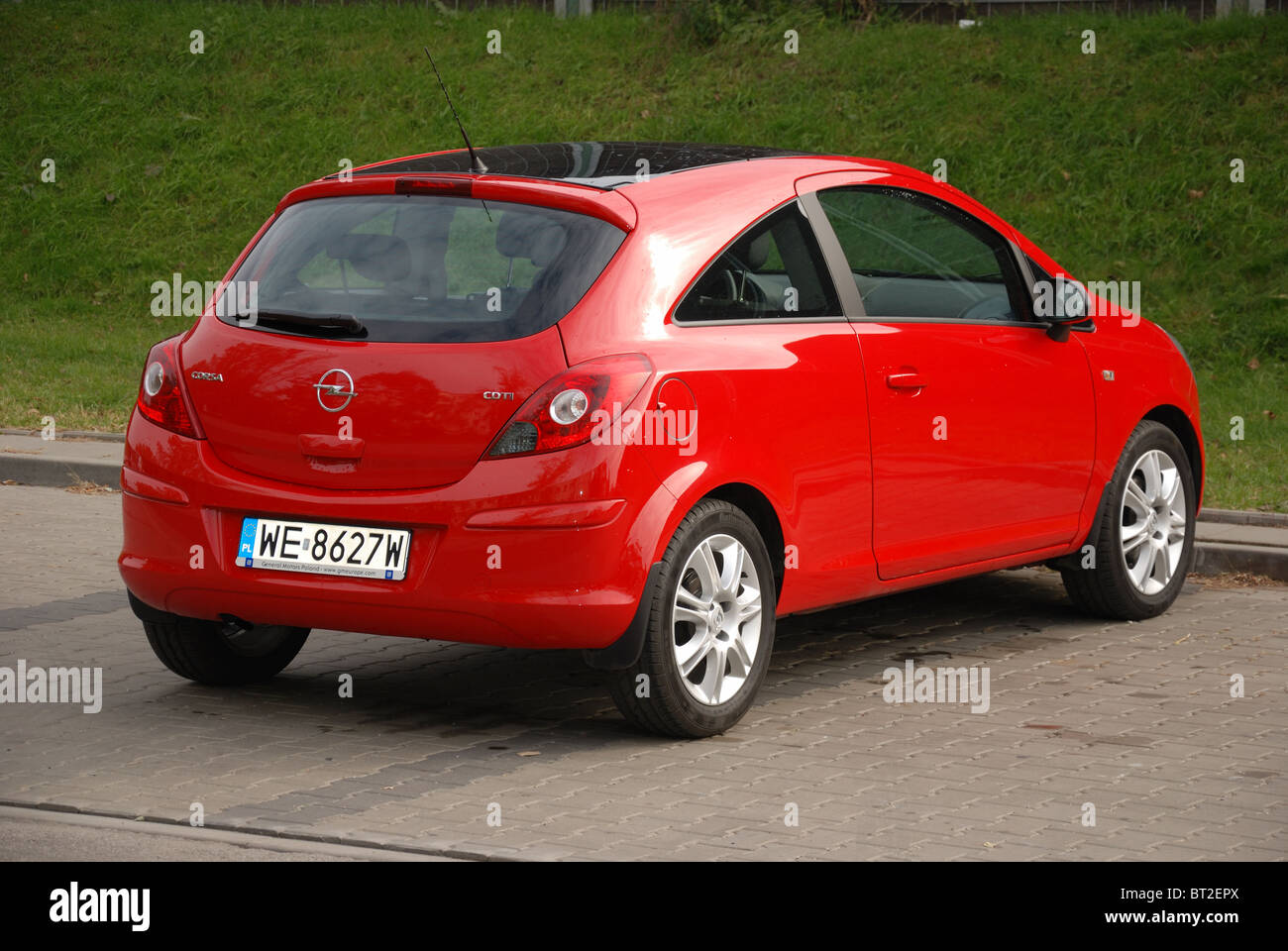 Opel Corsa 1.3 CDTI - MA 2006 - rouge métallique - trois portes (3D) -  Français populaires petite voiture de ville, le segment B - city parking  Photo Stock - Alamy