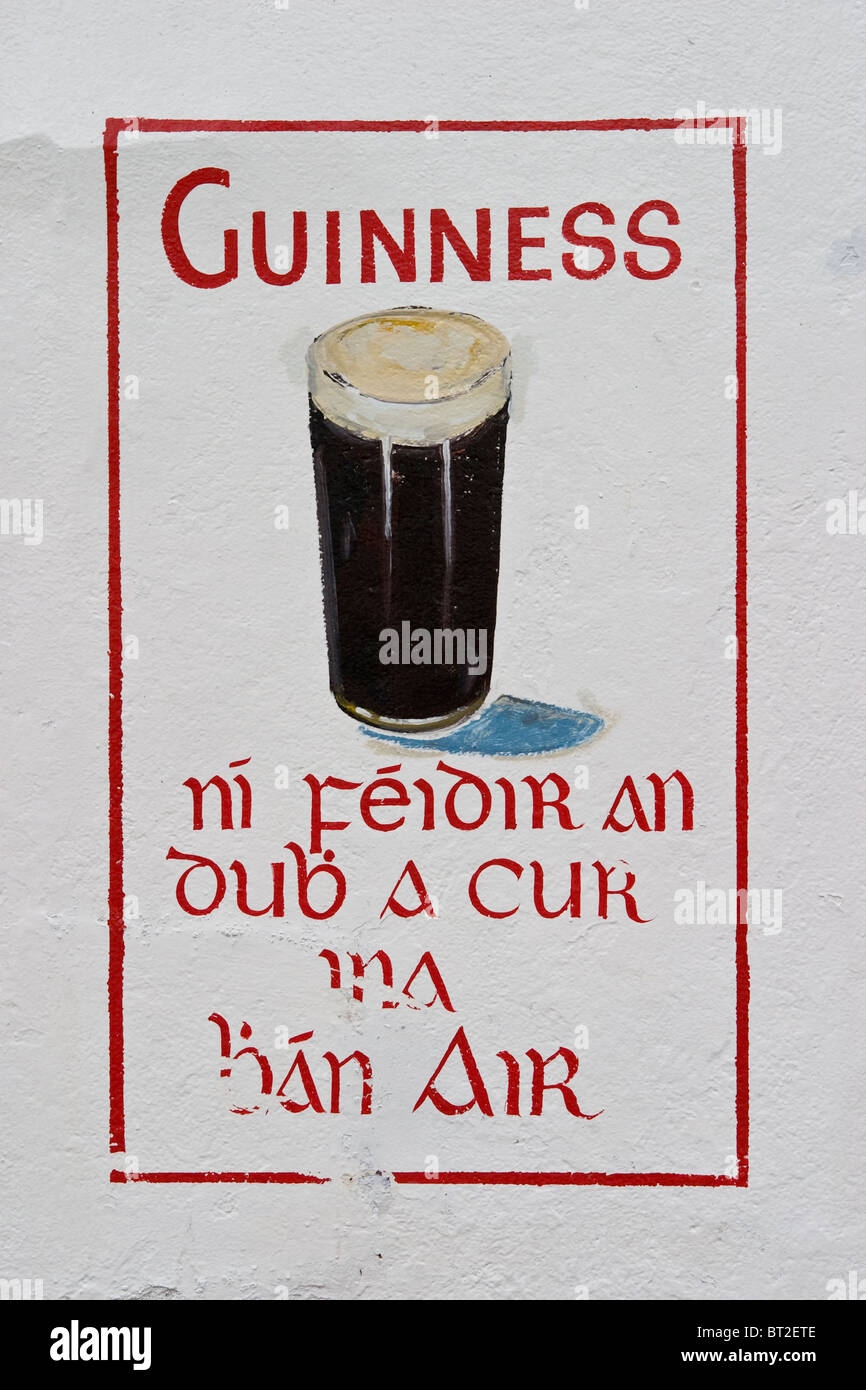 Publicité Guinness dans la rue de la ville de Galway, Irlande Banque D'Images